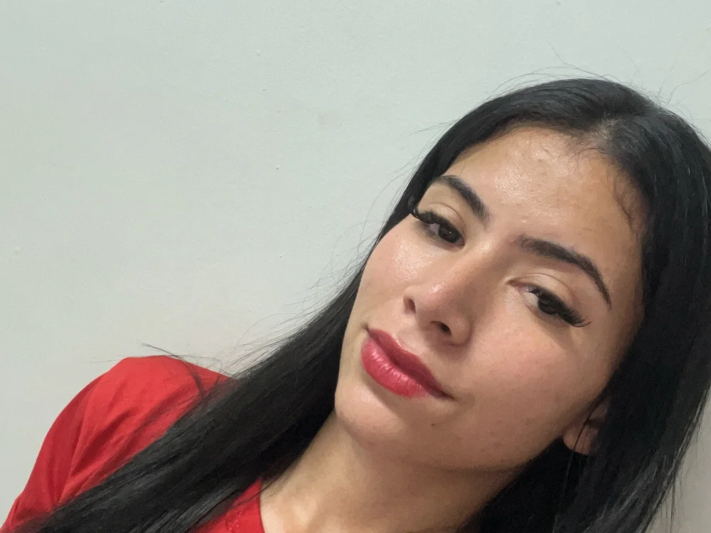 SaraSantoss Adlı Modelin Çevrimdışı Sohbet Odası