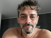 love2lickhairypussy Chat Room offline